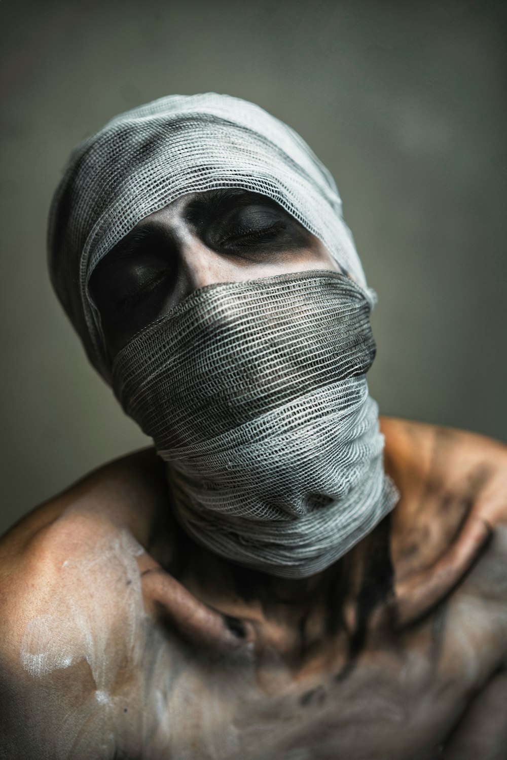 Foto persona en topless con vendaje en la cara – Imagen Vendajes gratis en  Unsplash
