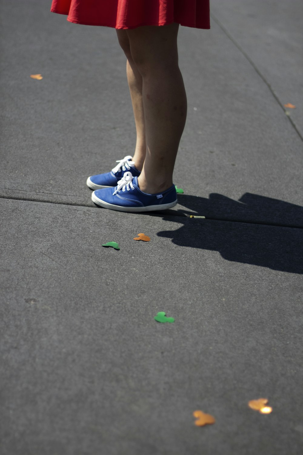 femme portant une paire de chaussures bleues