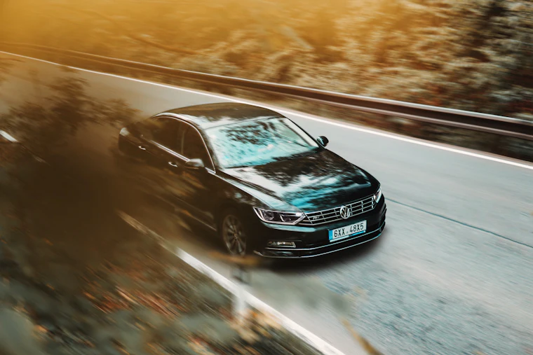 Siyah Volkswagen Passat sedan, önden yan görünüm