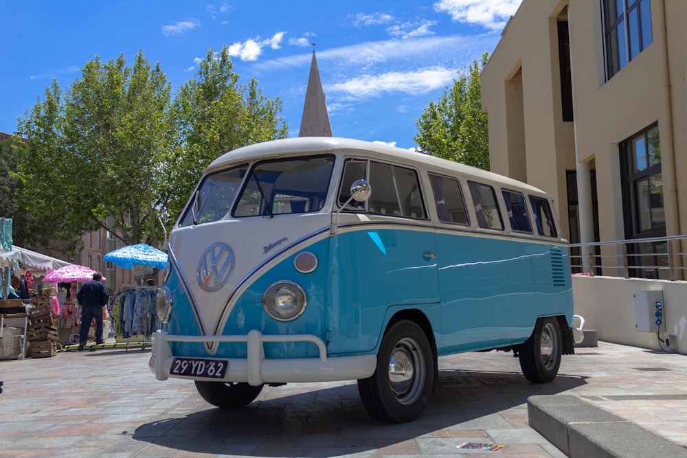 weißer und blauer VW-Transporter parkt in der Nähe des Gebäudes