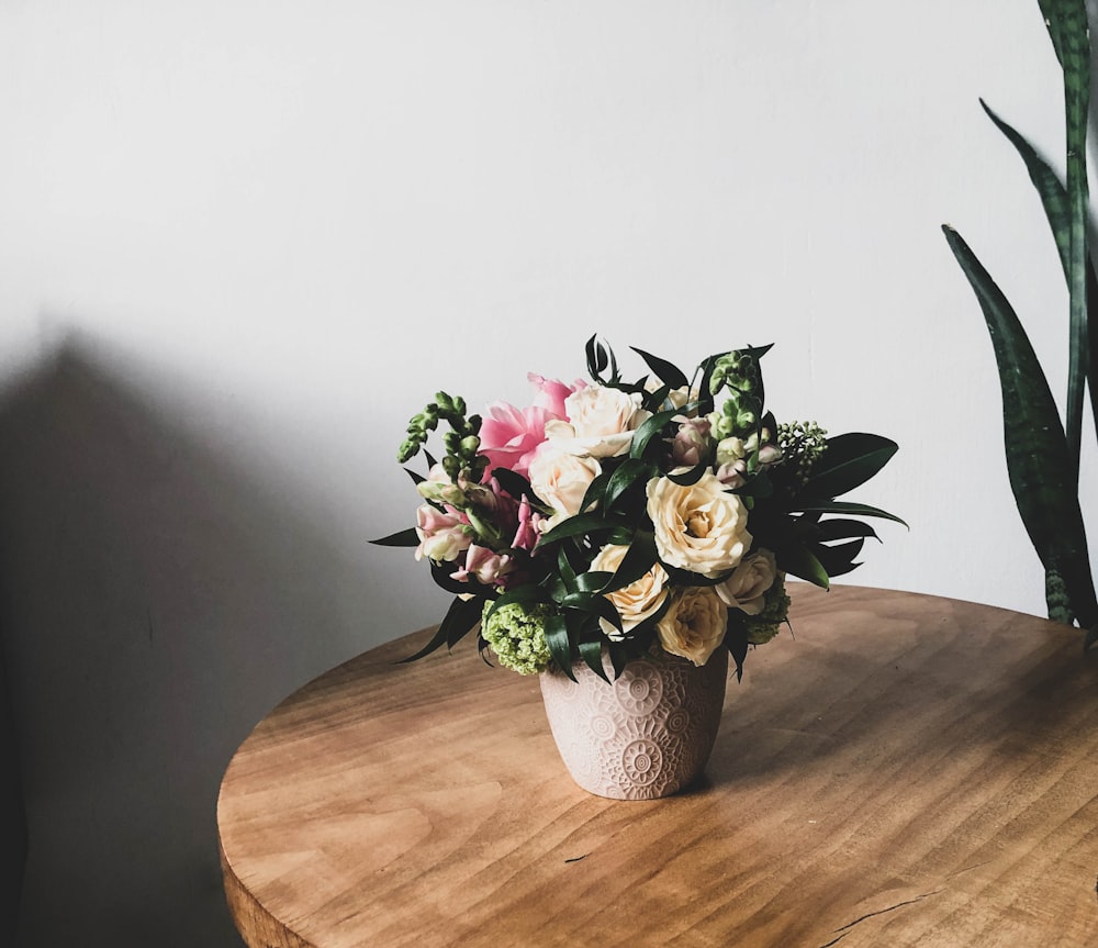 white and pink rose flower arrangement