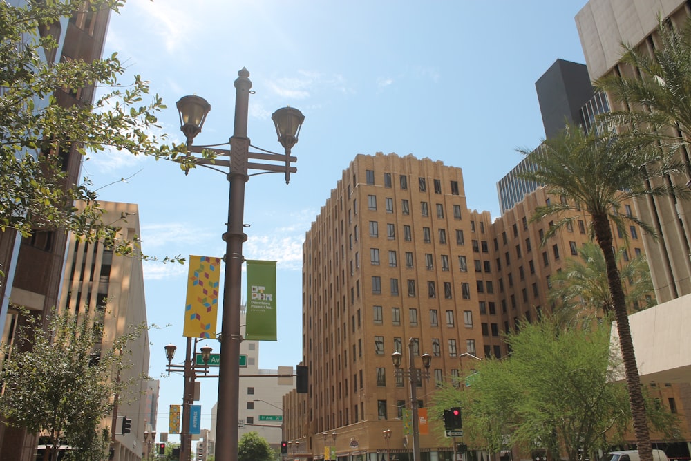 ciudad con edificios de gran altura que ven la luz de la calle con la señal de alto