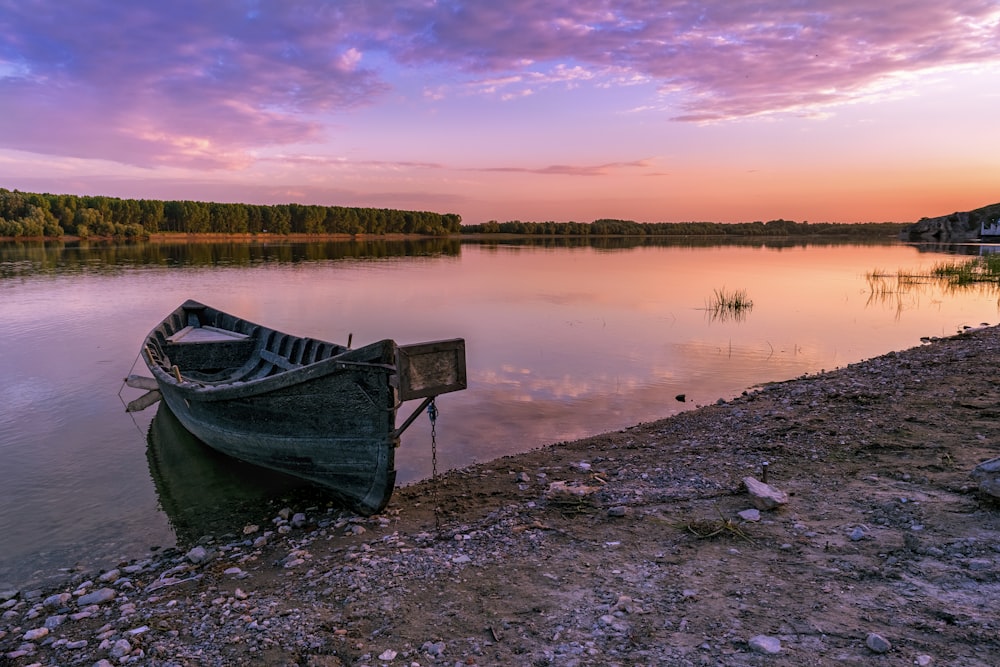 leeres Boot in Ufernähe geparkt