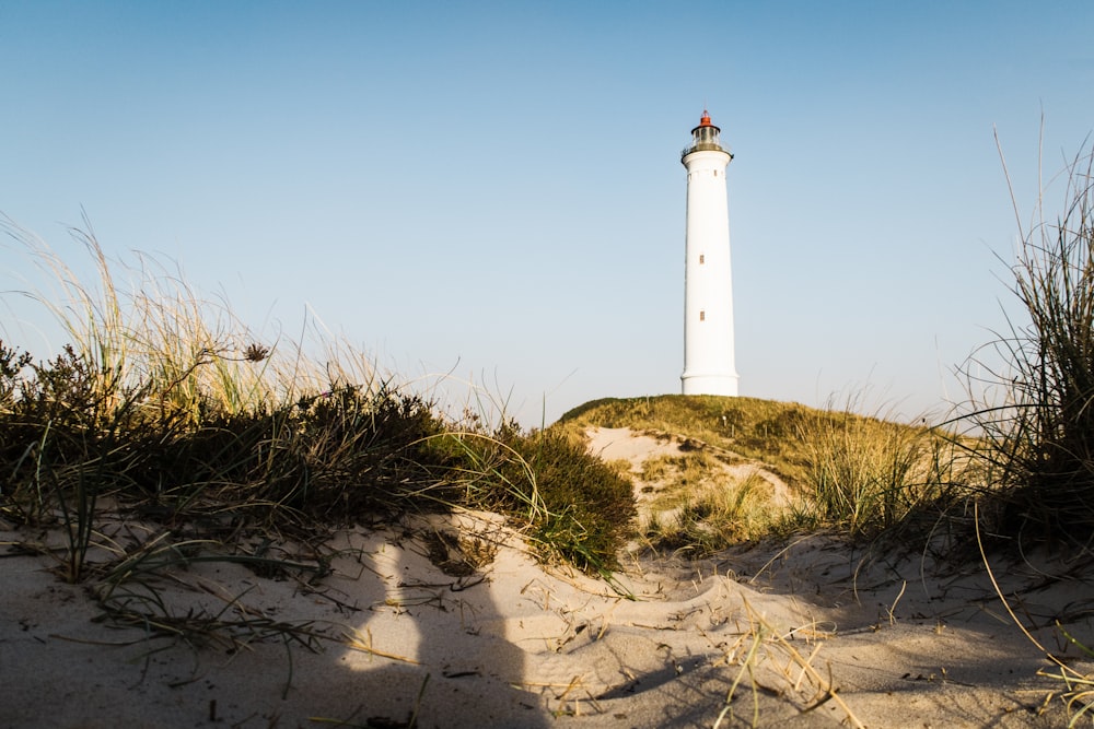 Phare blanc sous le ciel bleu