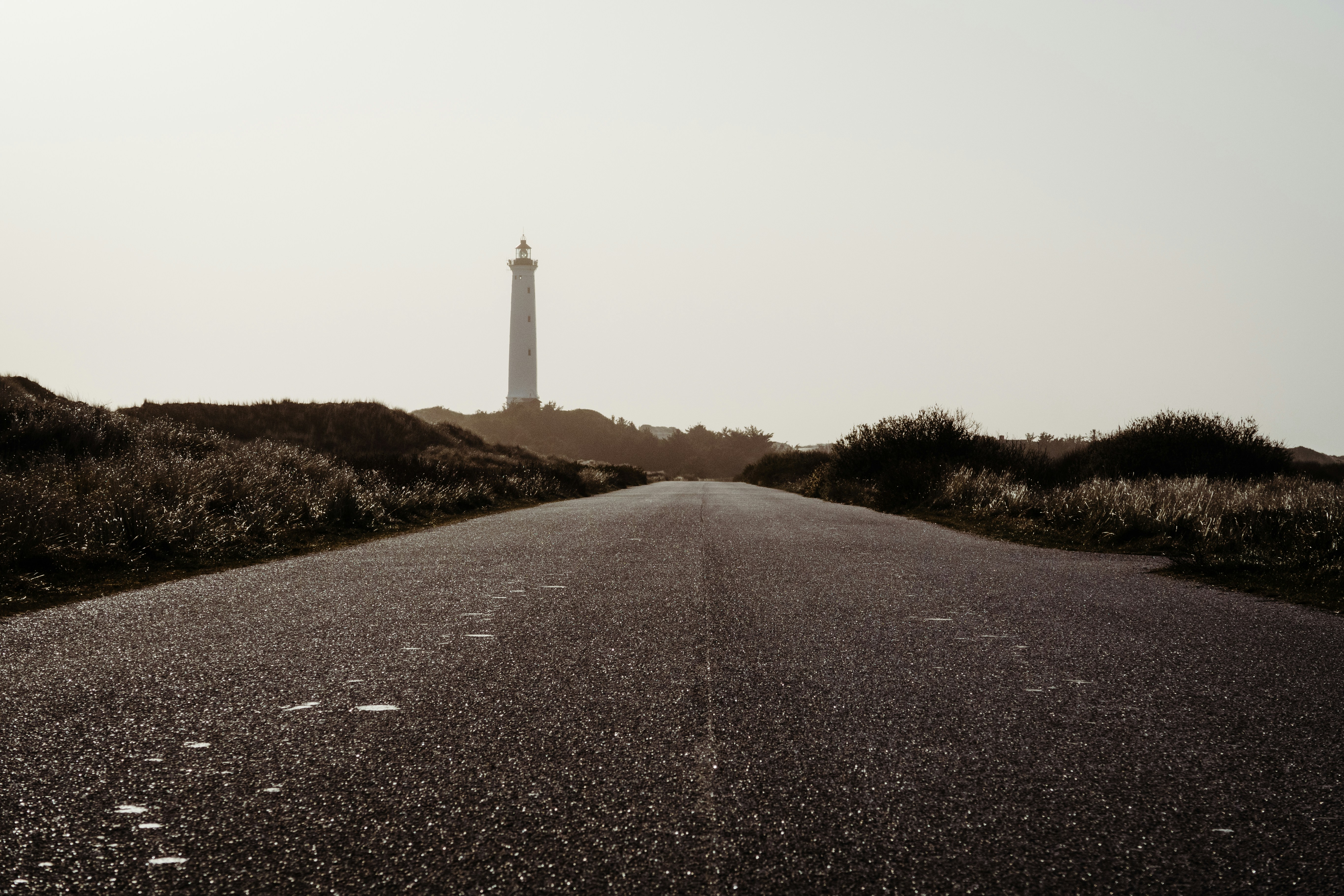 Leere Straße in der Nähe des Leuchtturms