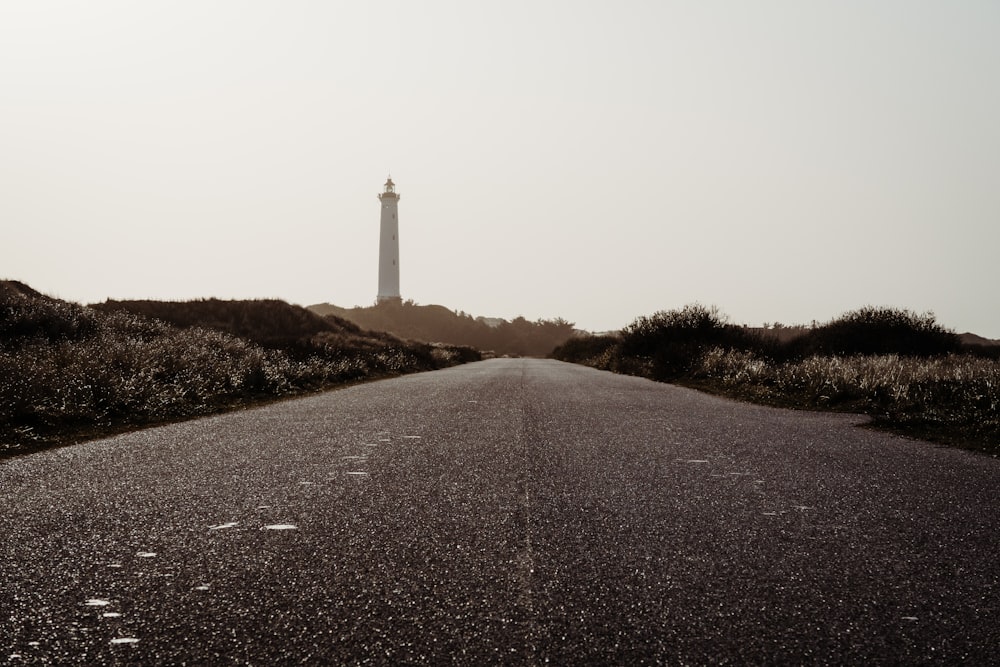 Estrada vazia perto da torre do farol