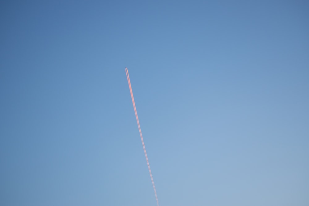 contrail com céu azul claro