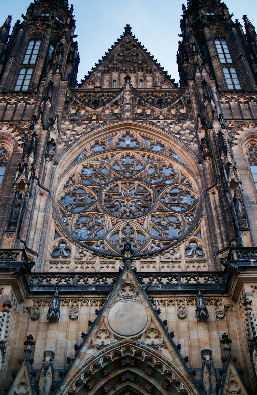 Foto de ángulo bajo de un edificio de hormigón