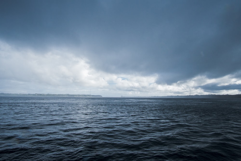 Cuerpo de agua bajo un cielo azul claro durante el día