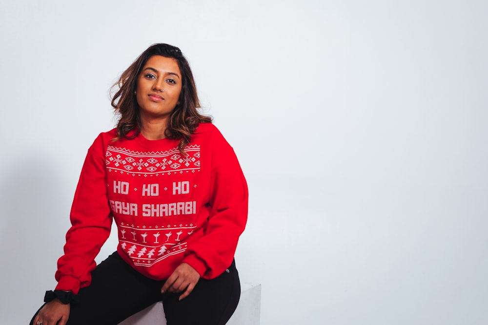 femme en sweat rouge et bas noir