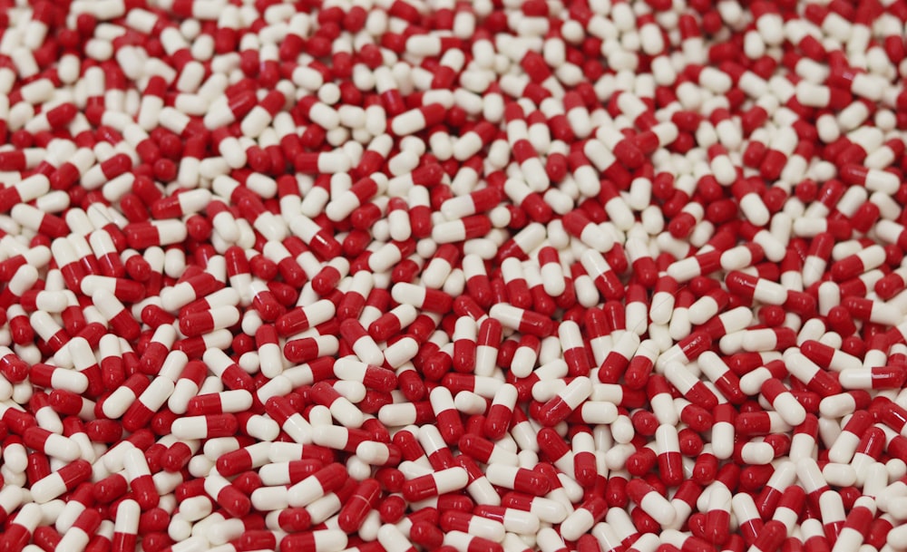 lote de cápsulas de medicación rojas y blancas