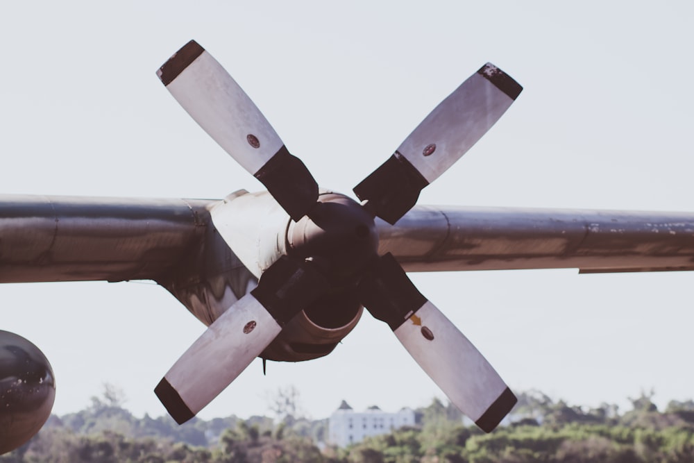close photo of plane propeller