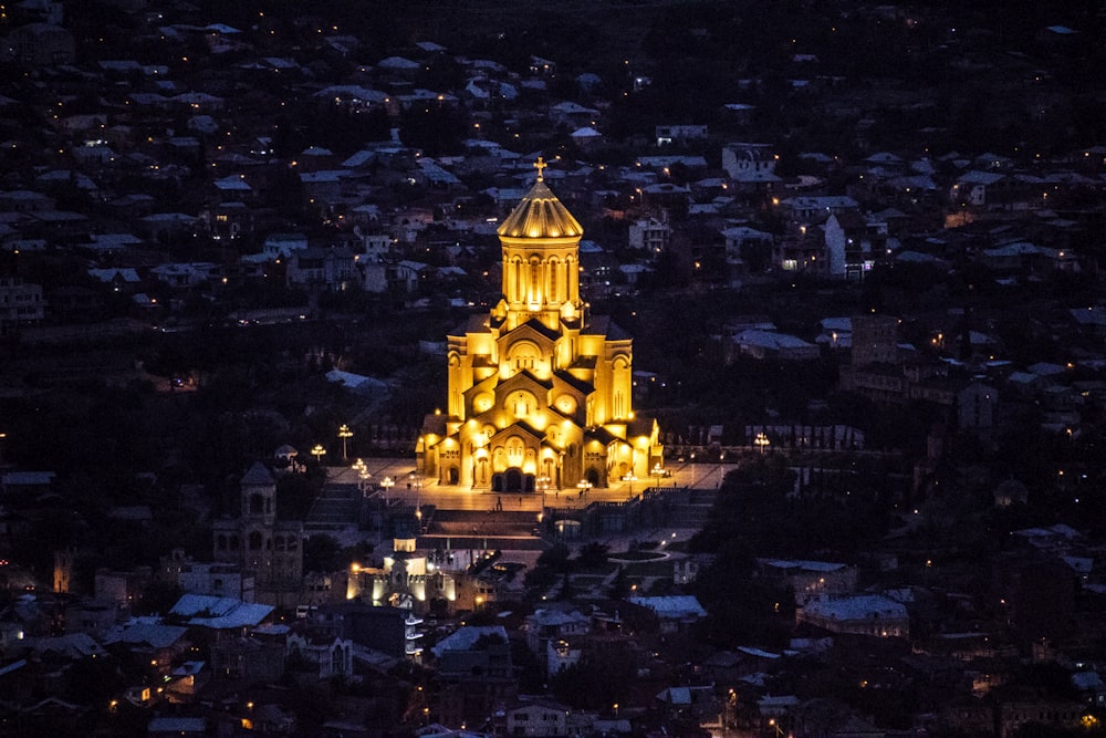 Iglesia con luces en la ciudad durante la noche