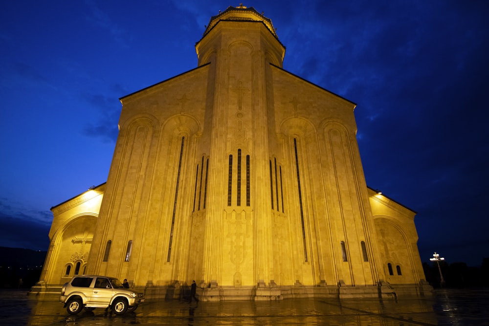 Vehículo cerca de la iglesia durante la noche