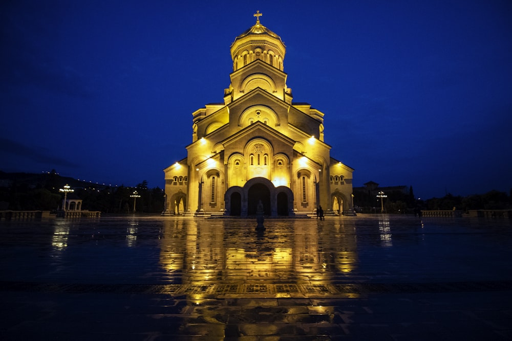 Gelbe Betonkirche bei Nacht