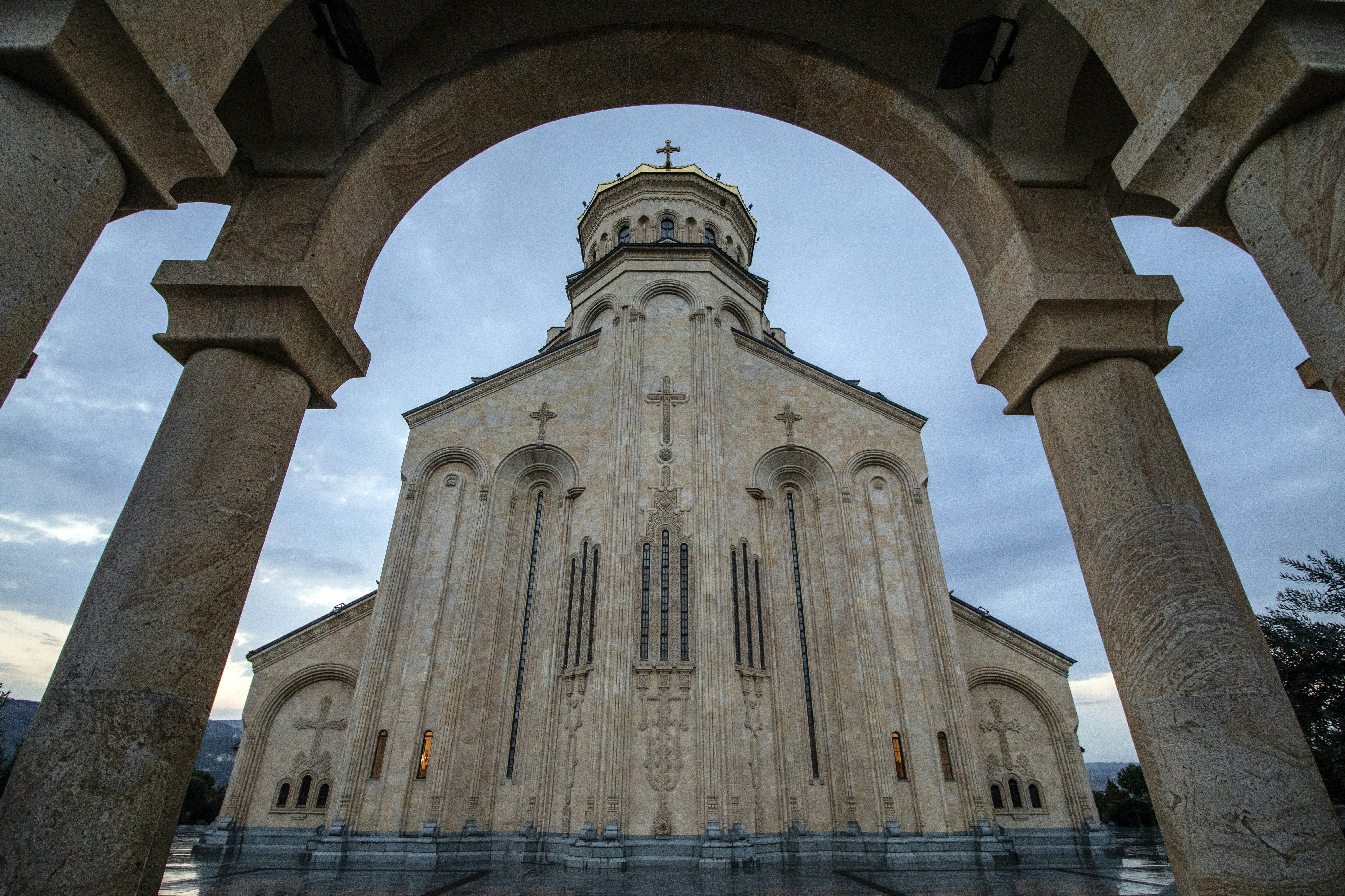 brown church during day, کلیسای ارتودکس سامبا، بزرگترین کلیسای ارتودکس جهان در شهر تفلیس