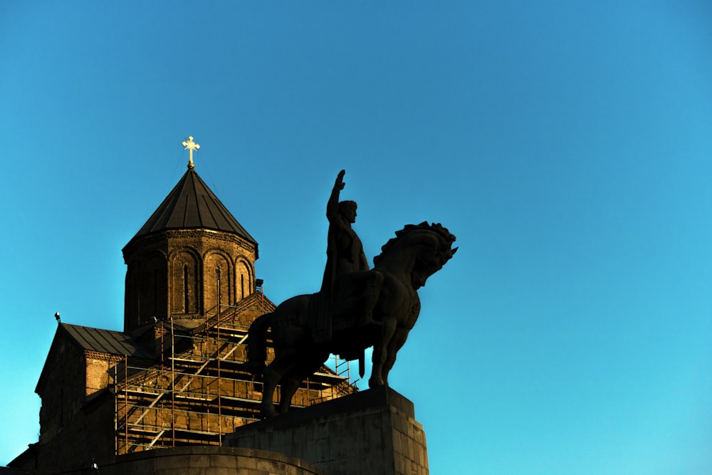 Statue d’homme à cheval pendant la journée