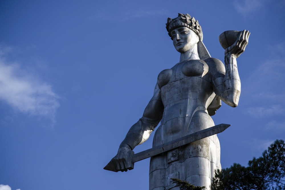 mulher com estátua da espada