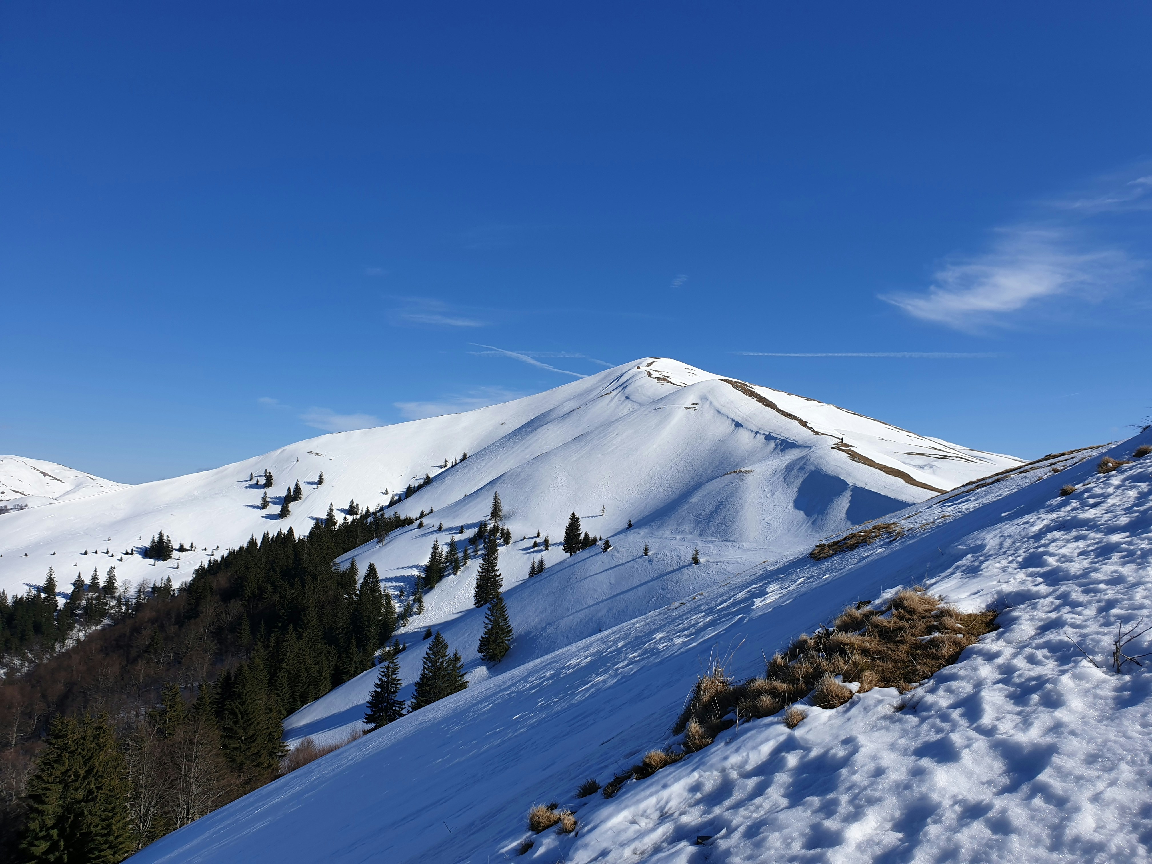 Mountain peak landscape, ilustrasi artikel Trek Lighter, Go Further: Ultralight Backpacking Gear for Long-Distance Trails 5