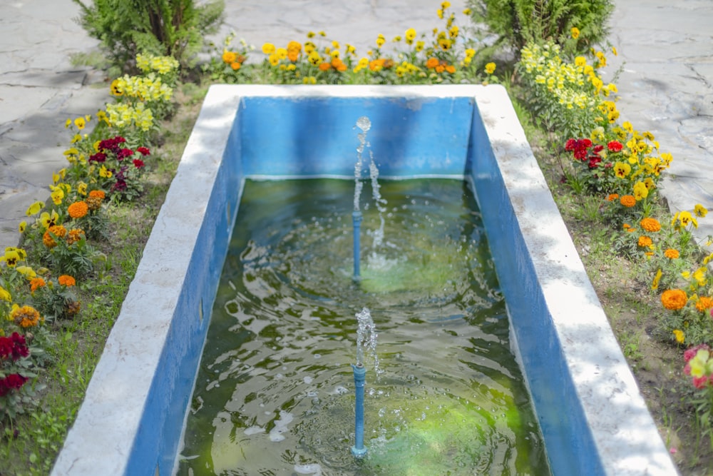 blauer rechteckiger Gartenbrunnen