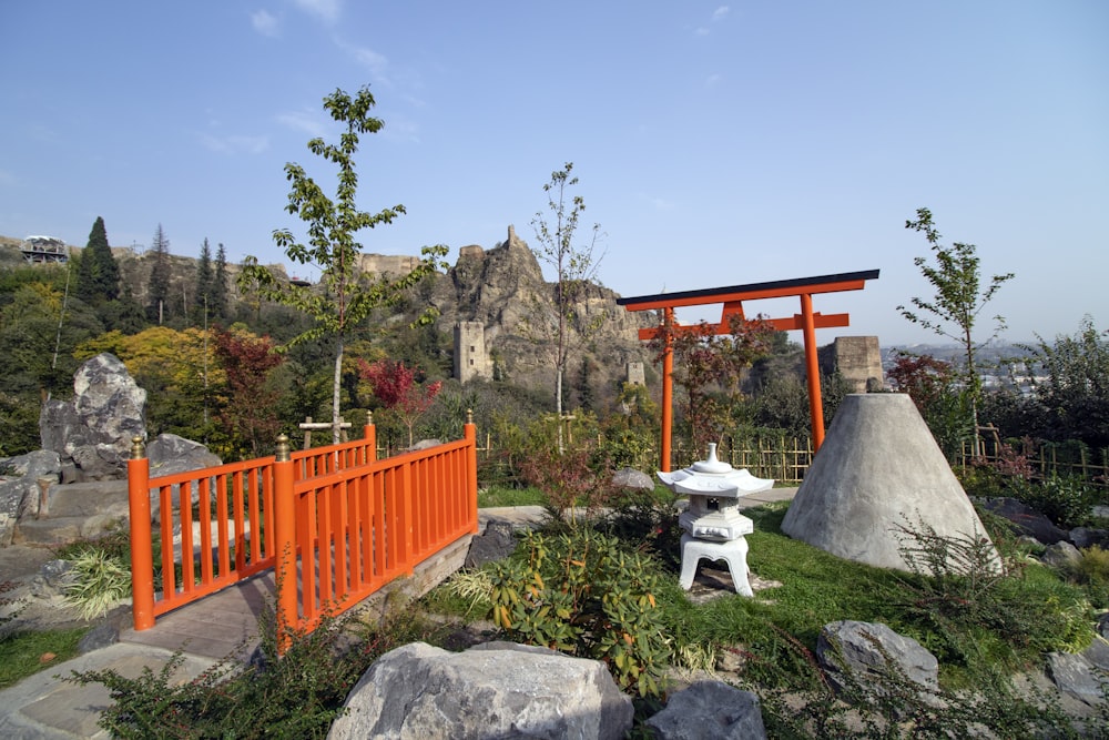 Ringhiera del ponte di legno arancione nel parco