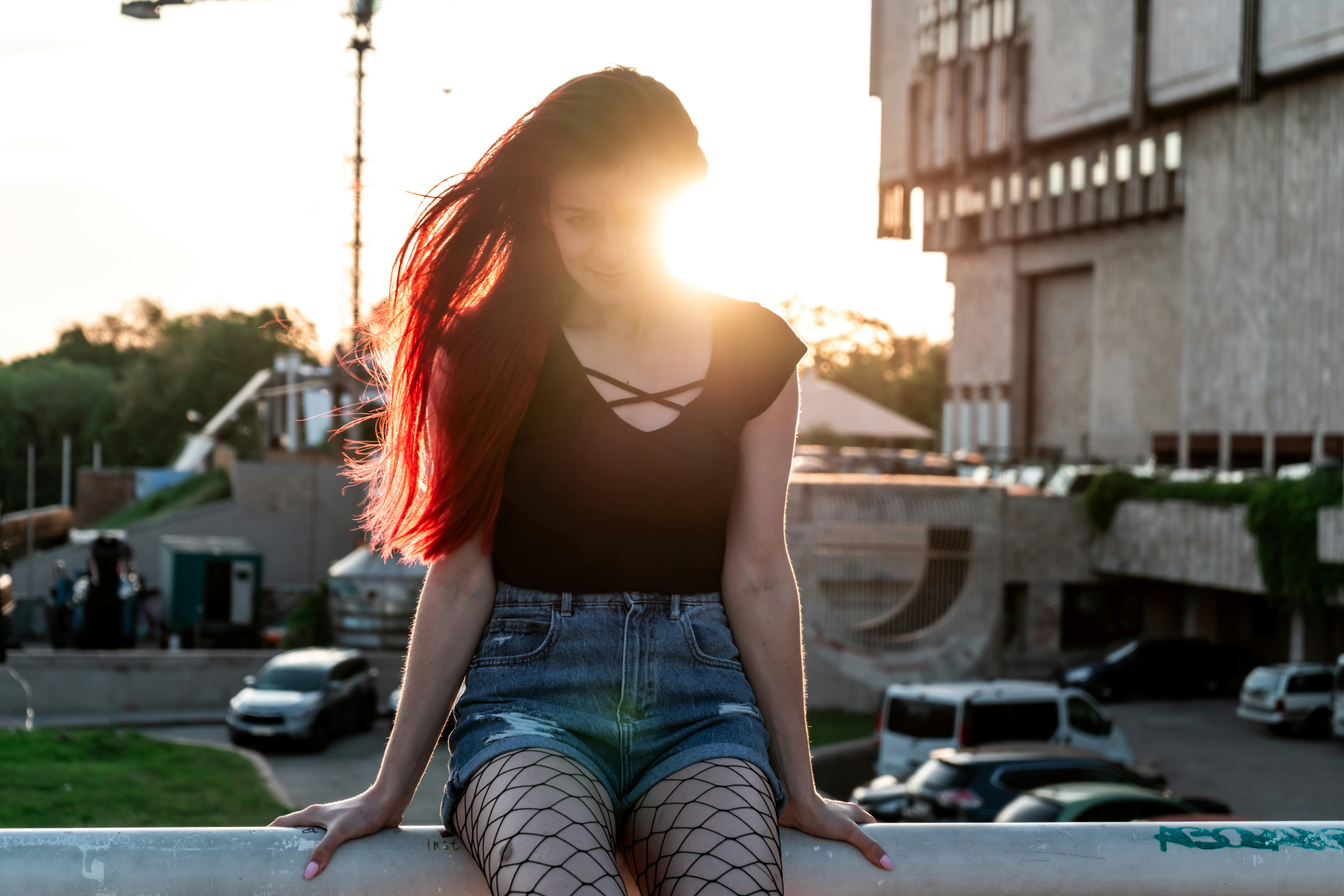 mujer sentada en el suelo de cemento