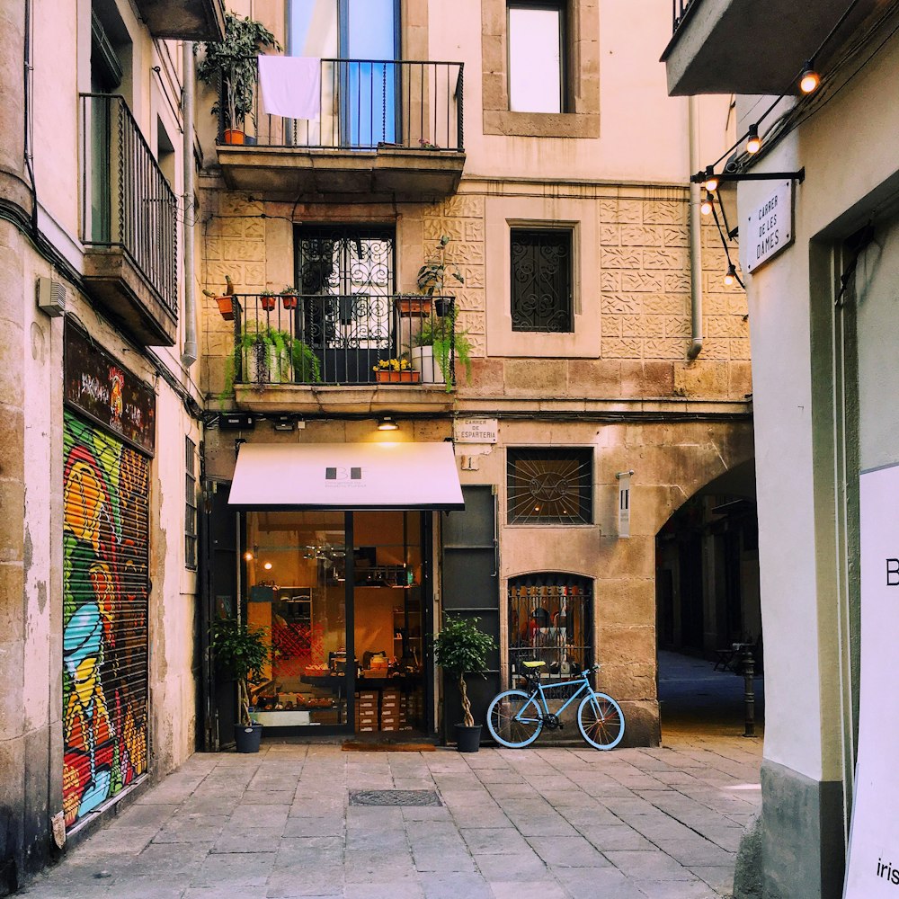 bicicleta estacionada em frente a um café