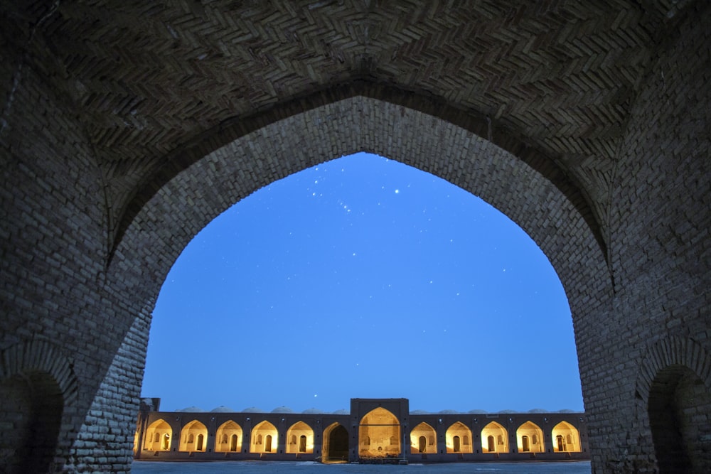 arco que leva a um edifício iluminado