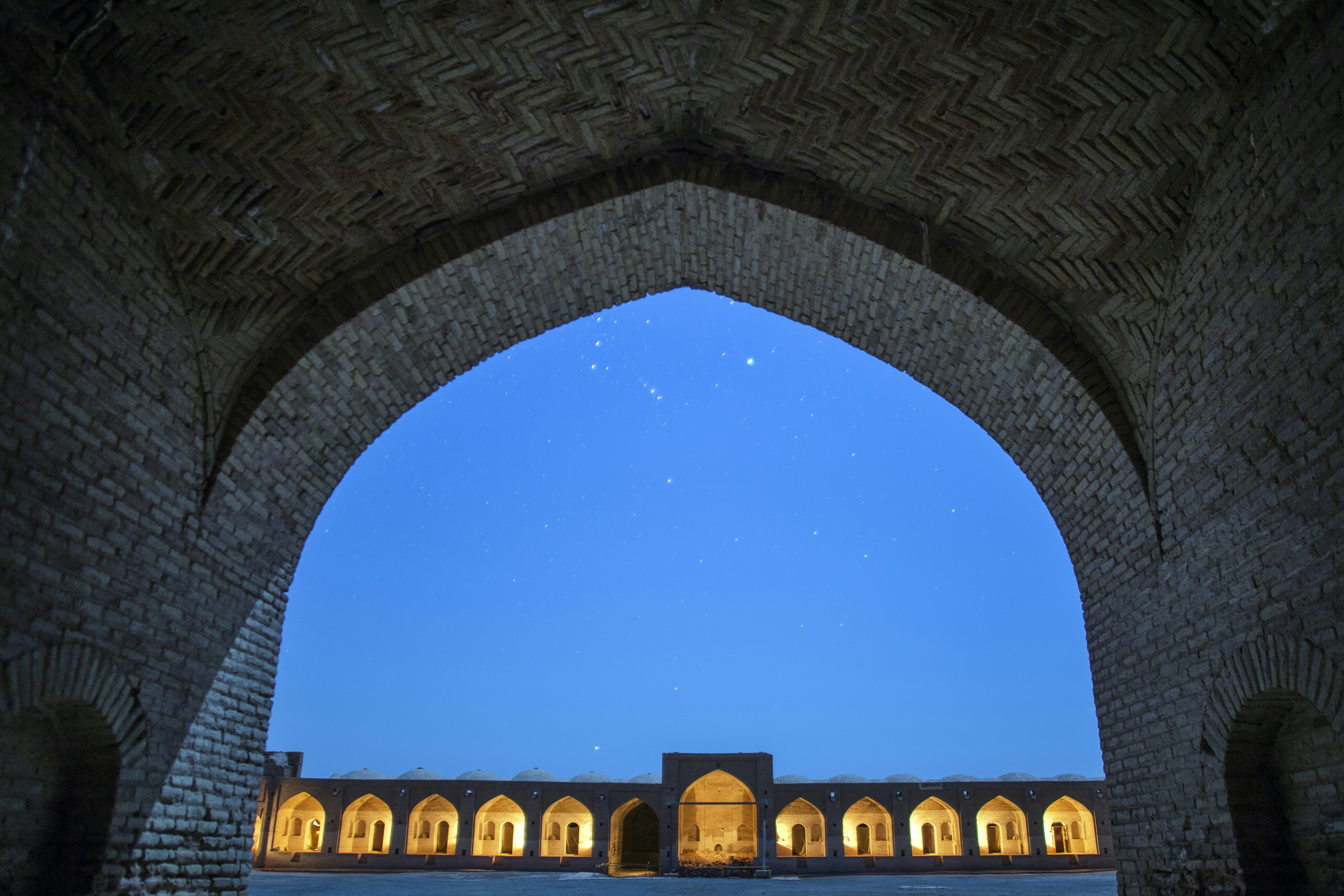 کاروانسرای دِیرِ گچین، یکی از بزرگترین کاروانسراهای ایران، بر سر راه جاده تاریخی ری به قم در مرکز پارک ملی کویر قرار دارد. عکس های شبانه این گنجینه ملی و گوهر کویر ایران