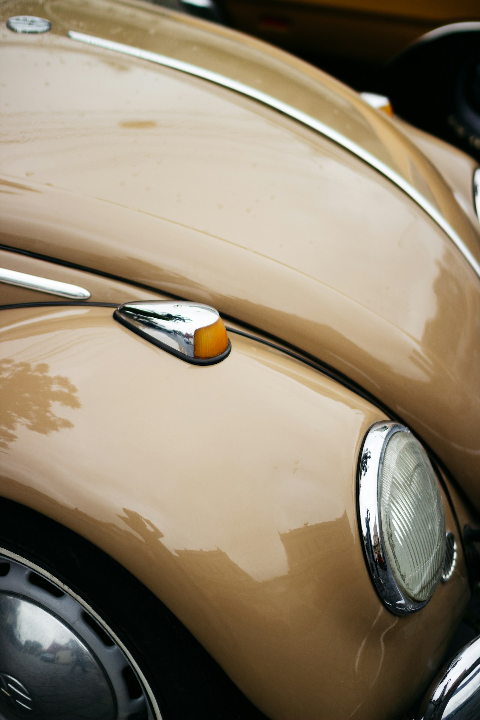 Canon EOS 1200D (EOS Rebel T5 / EOS Kiss X70 / EOS Hi) + Sigma 30mm F1.4 EX DC HSM sample photo. Brown volkswagen beetle classic photography