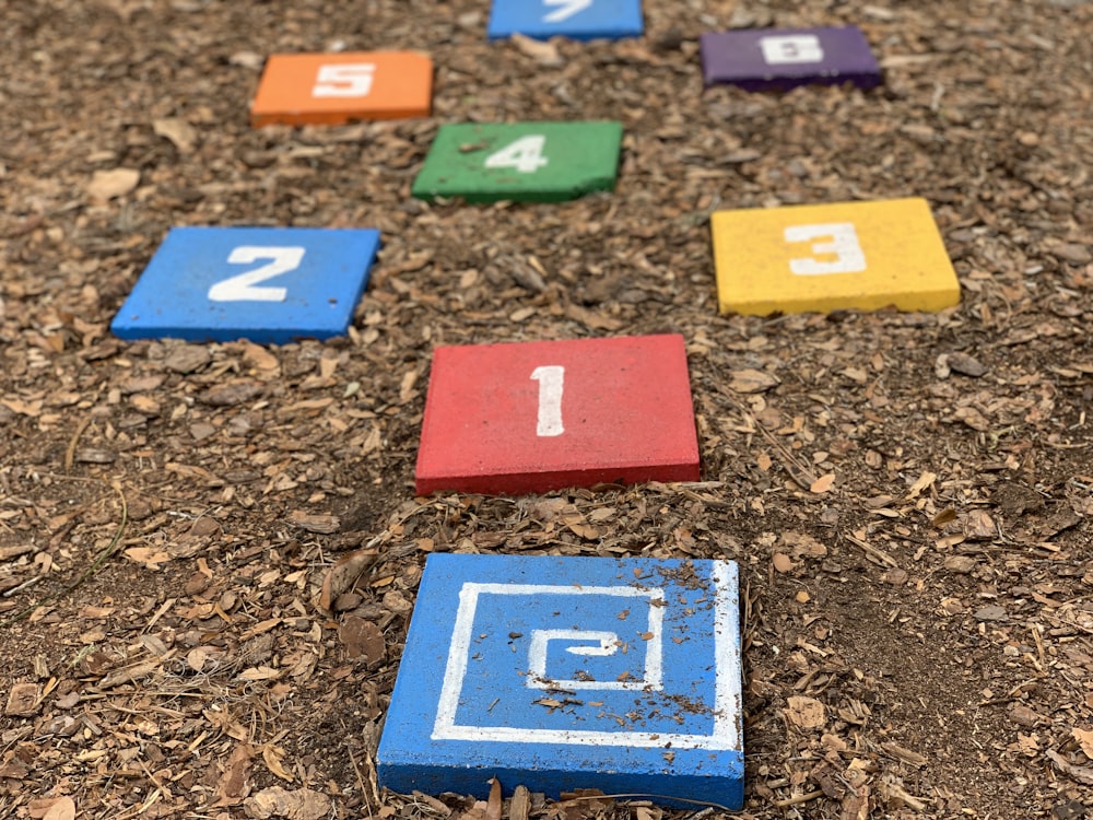 blocs de chiffres colorés sur le sol