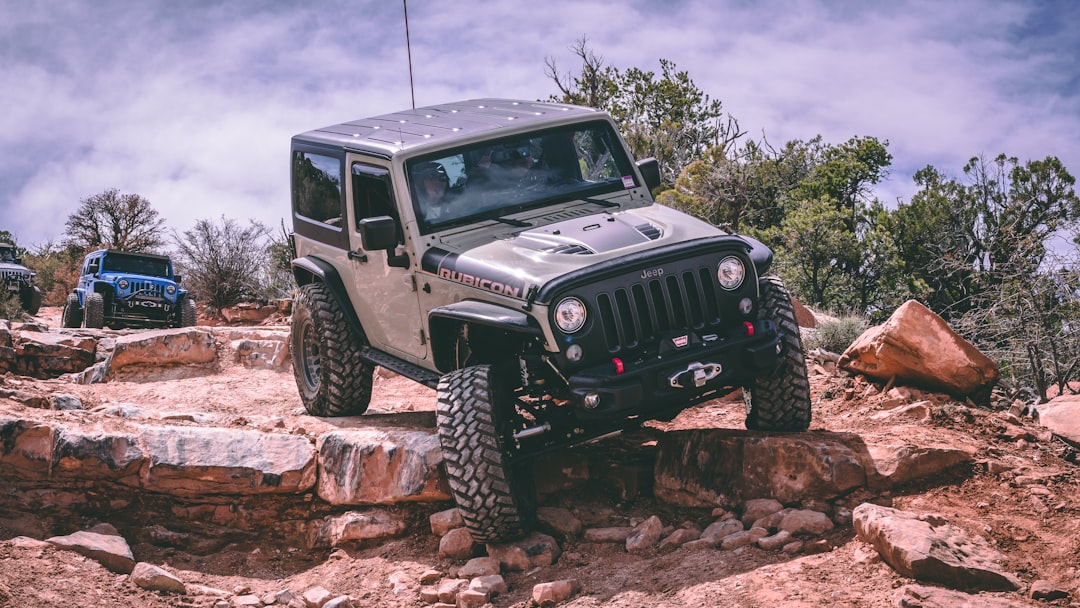 grey Jeep car,