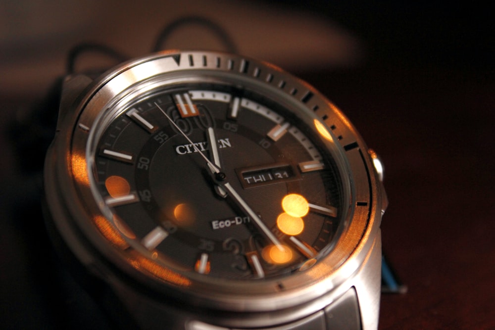 Reloj analógico Citizen Eco-Drive gris y plateado a las 12:23