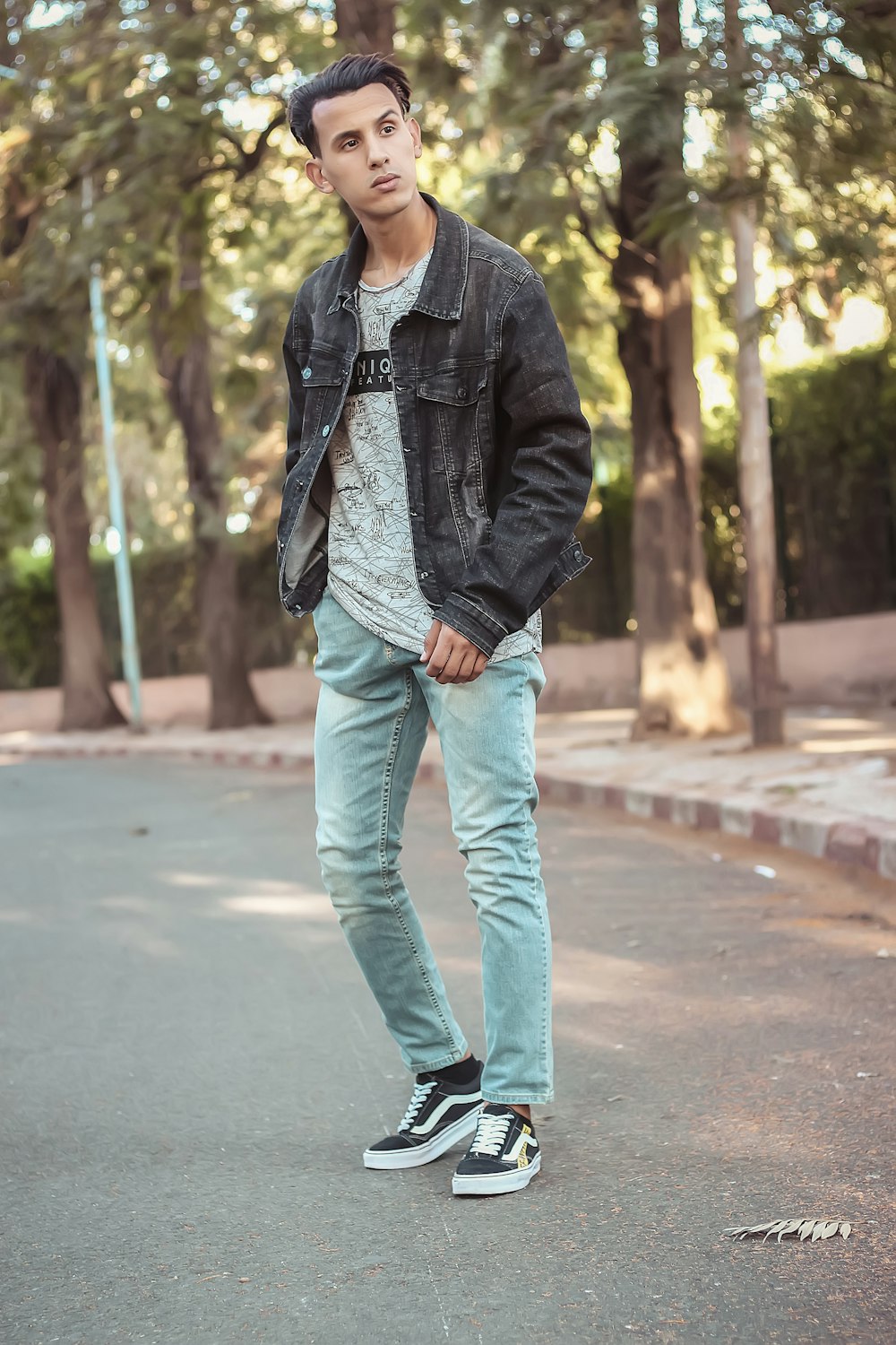 homme en veste en jean noir et jeans en denim vert délavé debout dans la  rue photo – Photo Gris Gratuite sur Unsplash