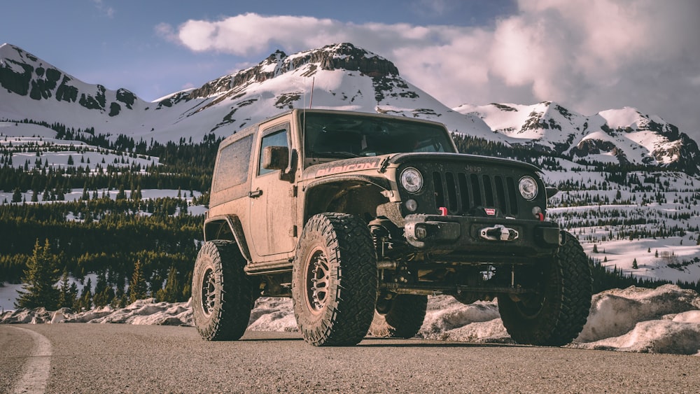 grauer Jeep Wrangler SUV