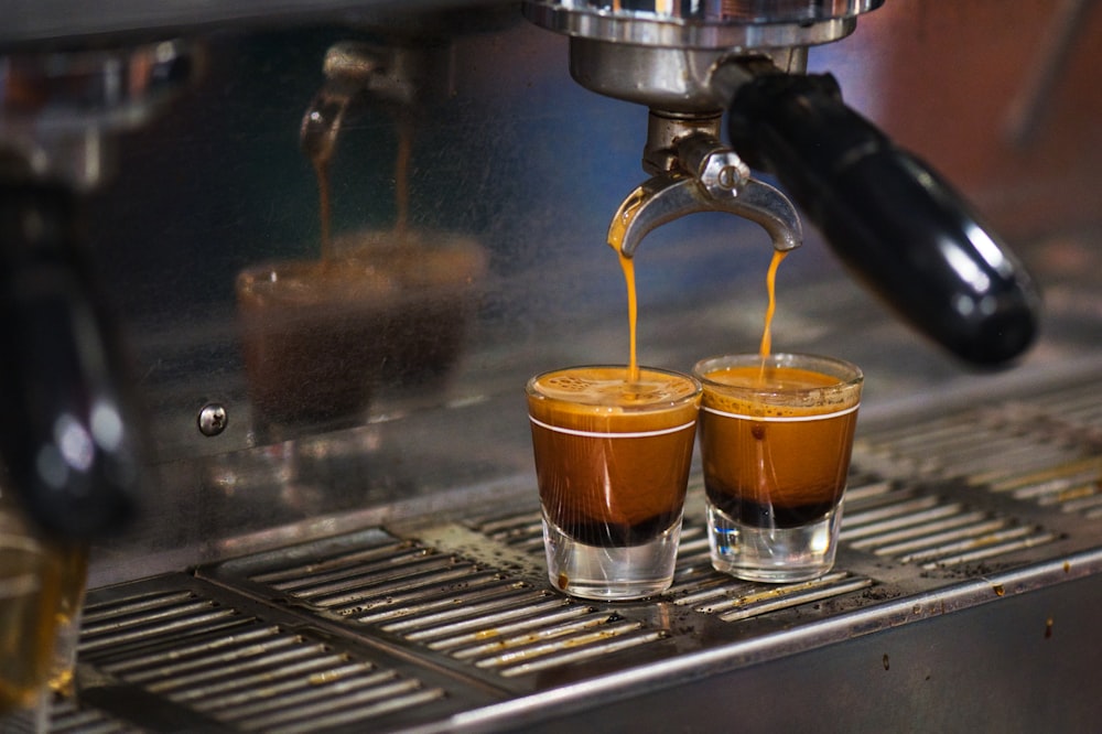 copos de café expresso na máquina de café expresso
