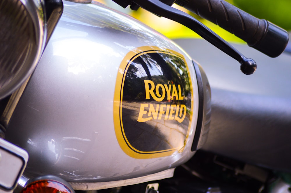 moto Royal Enfield grise garée