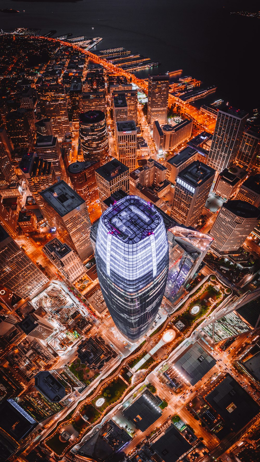 夜間のカーテンウォール高層ビルの航空写真