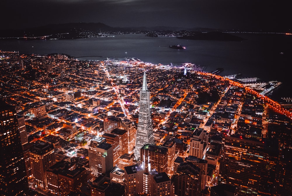 Luces de la ciudad junto al puerto por la noche