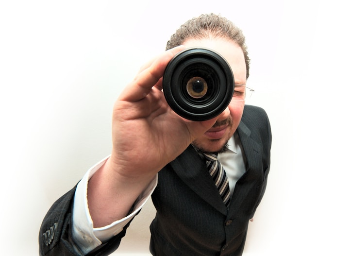 Personne regardant dans une lunette illustrant la recherche de clients pour son entreprise