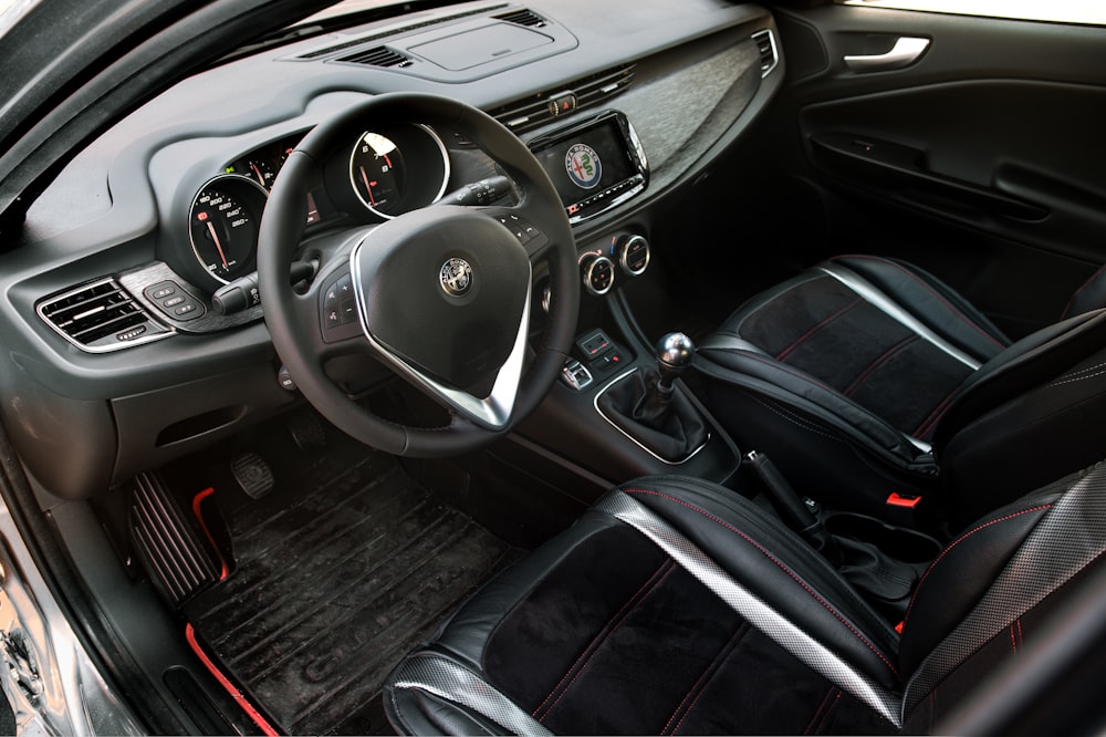 Interior del coche negro