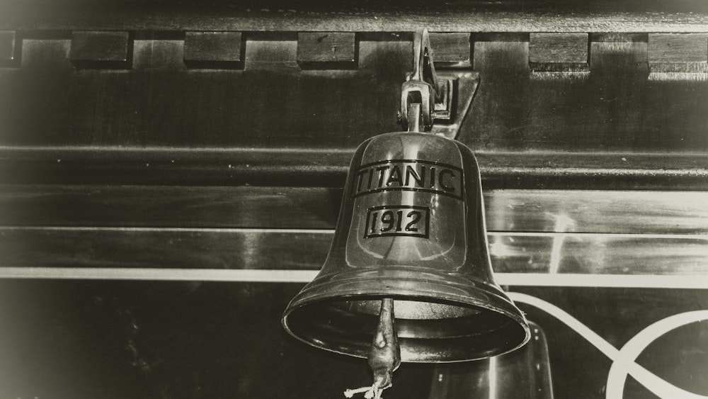 photographie en niveaux de gris de la cloche du Titanic 1912