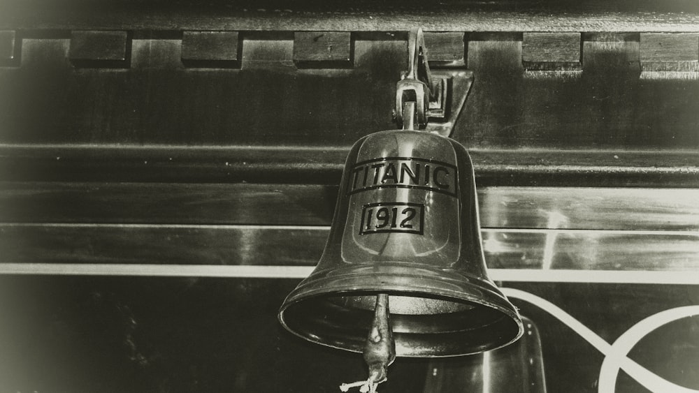 タイタニック号1912年の鐘のグレースケール写真