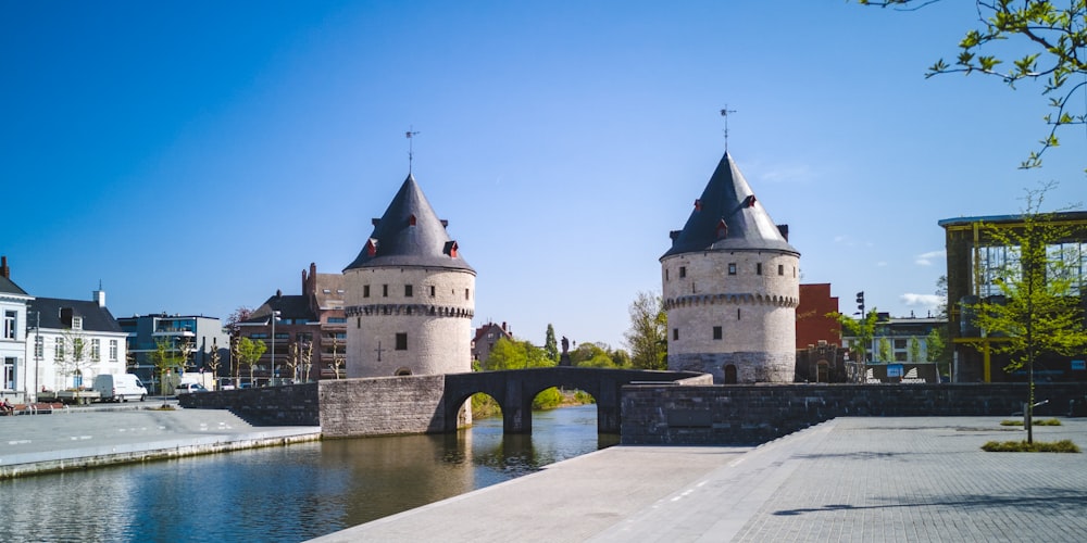 Deux châteaux en béton gris près du pont