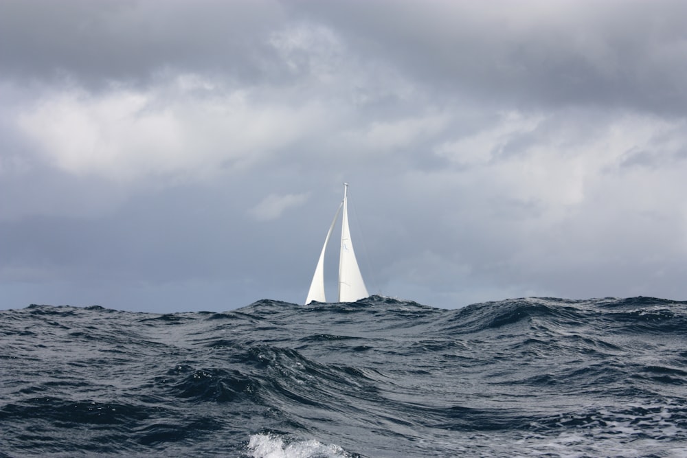 Voilier blanc sous les nuages Nimbus