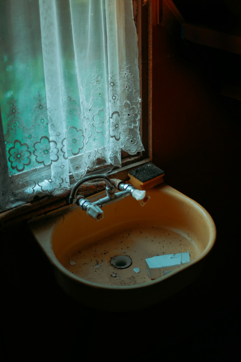 brown ceramic sink