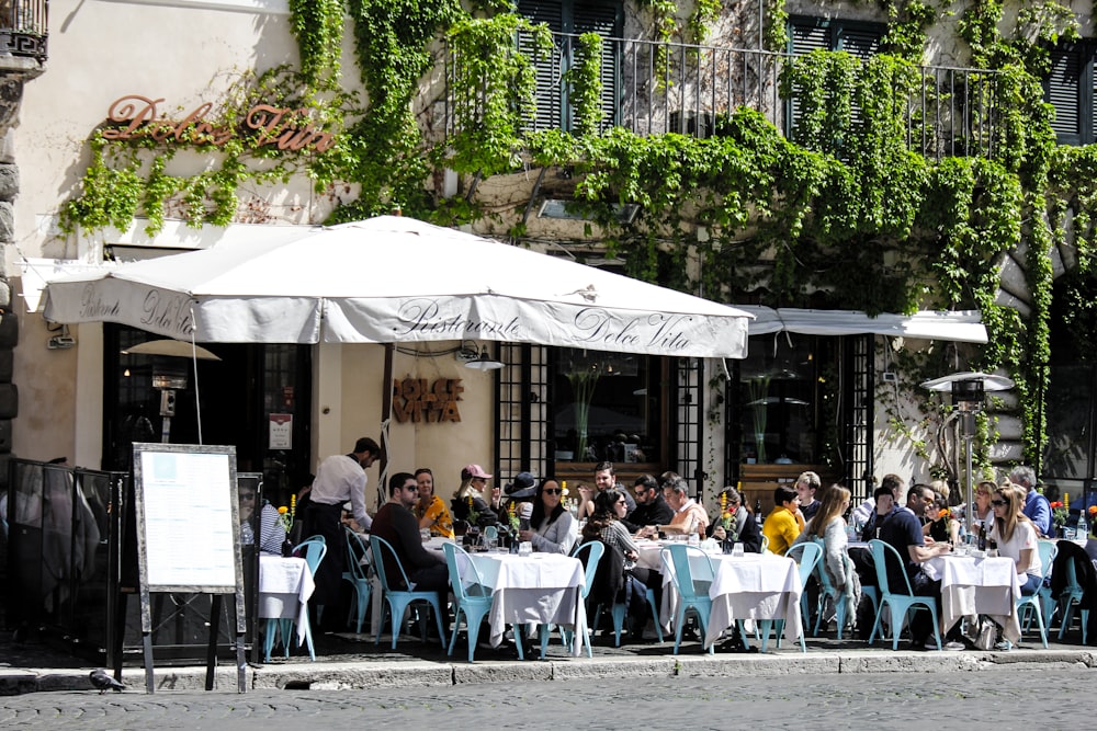 Gruppe von Menschen, die in Restaurants essen