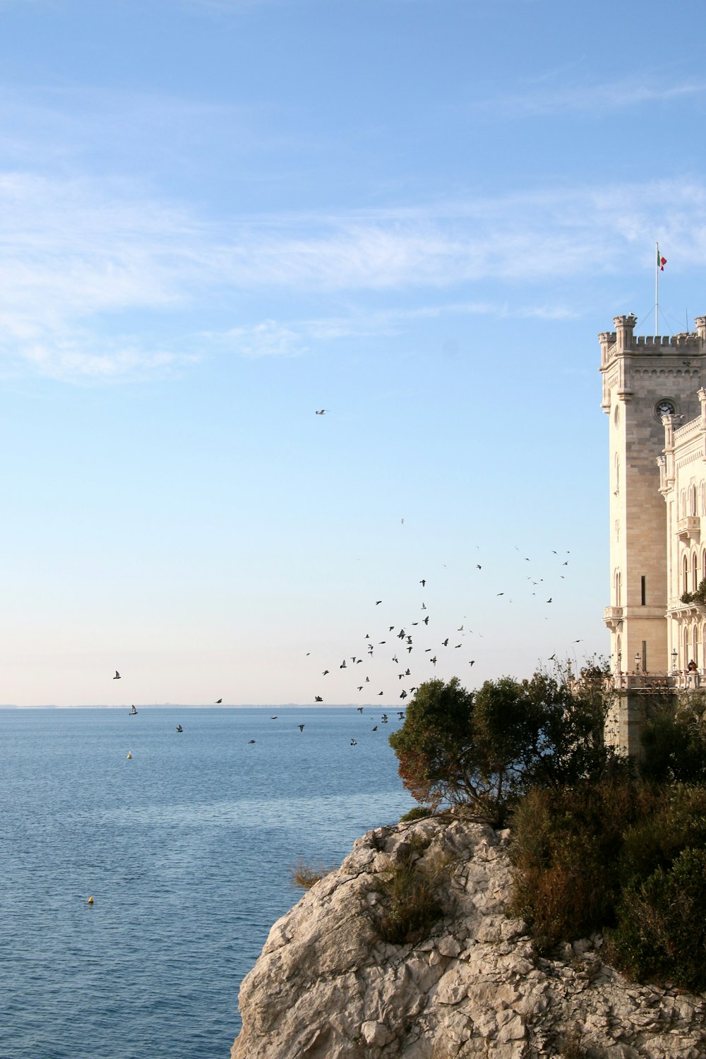 Castelo branco ao lado da praia