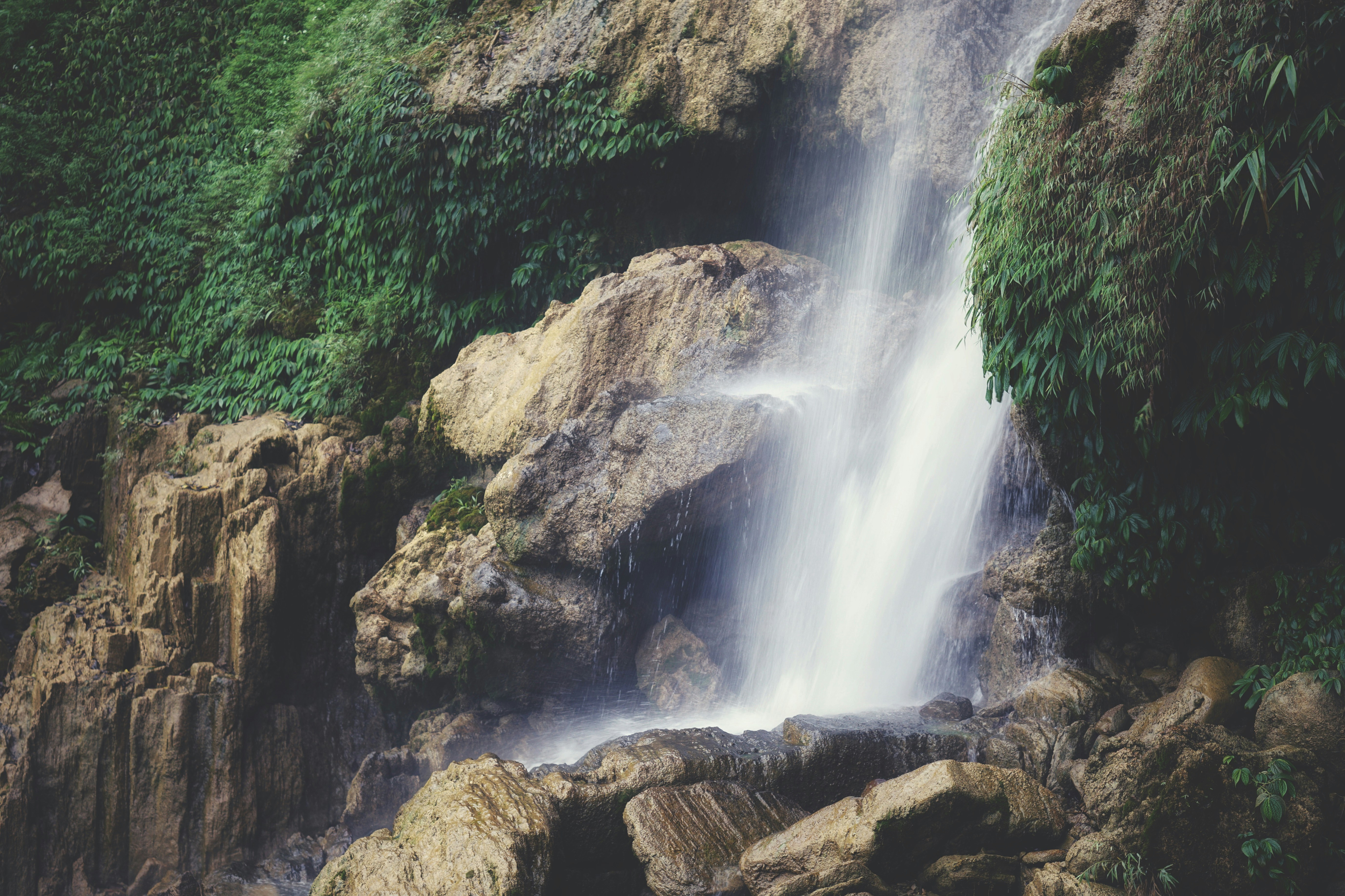 бушующие водопады