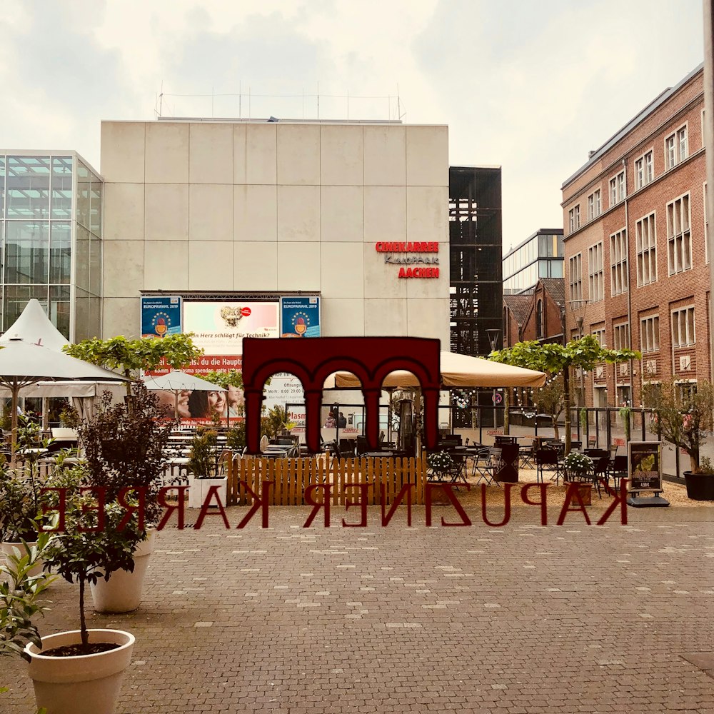 Weißes Betongebäude unter grauen Wolken